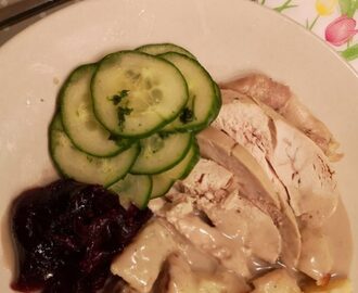 Fin vårmat: Smakrik kyckling med god sås, gammaldags inlagd gurka och svartvinbärssgele’