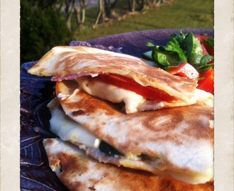 QUESADILLAS MED SALAMI, MOZZARELLA OCH TOMAT