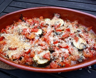 Zucchini med tomat och örter.