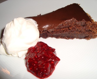Glutenfri chokladtårta med hallonsås
