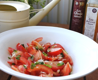 Somrig tomatsallad i vit balsamicovinägrett (och lite lasagne med ricotta och spenat som en parantes)