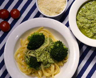 Pasta med broccolipesto & wokad broccoli