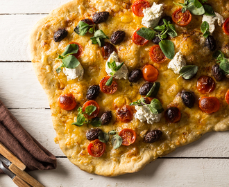 Pizza med oliver, tomater & färskost
