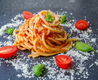 Bucatini med italiensk tomatsås