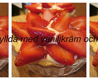 Tarteletter fyllda med vaniljkräm och jordgubbar