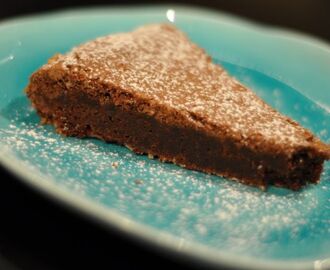 Kladdkaka med råsocker, mörk rom och mörk choklad