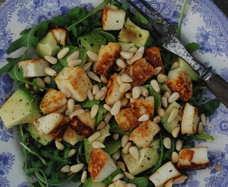 Sallad med halloumi, avokado och pinjenötter