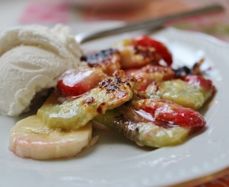 Gino - frukt och jordgubbar i ugnen gratinerat med vit choklad