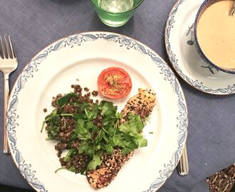 Lax med linser, quinoa & tahinisås
