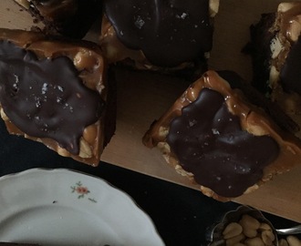Brownies med karamelliserad banan, jordnötskola & mörk choklad