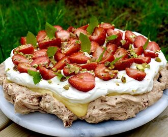 Chokladpavlova med lemoncurd och jordgubbar