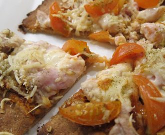Pizza med kyckling och pumpa, tomatkompott. Dinkelmjöl och sojamjöls botten.