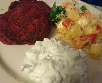 Goda smakrika rödbets- och kikärtsbiffar med ljummen couscous-sallad och tzatsiki