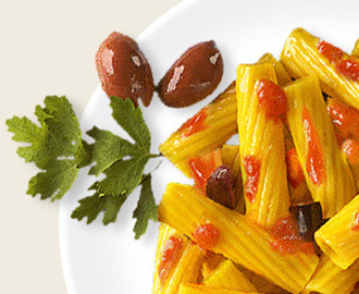 Tortiglioni med söt paprika, oliver och bacon