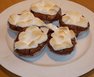 Sega chokladmuffins med marshmallowtäcke.