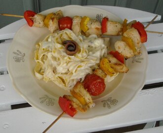 Grillade kycklingspett med caesarpasta