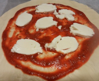 Lyxpizza med lufttorkad skinka & mozzarellafyllning