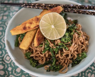 Stekta nudlar med broccoli, vitlöksblast och curryquorn