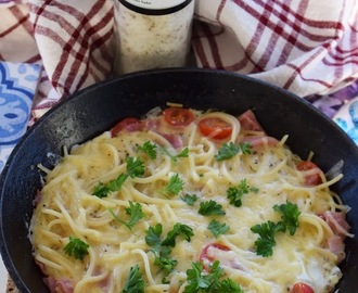 Omelett med spaghetti, skinka och tomater
