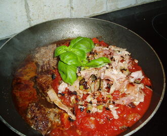 Köttfärskaka med bacon och tomat