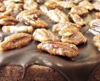 Kladdkaka med chokladglasyr och karamelliserade pacannötter
