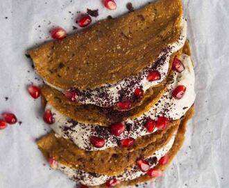 Raw pannkaka med cashewgrädde och granatäpple