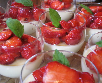 Vaniljpannacotta toppad med jordgubbar