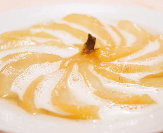 Vaniljkokta päron med rosen och yoghurtskum