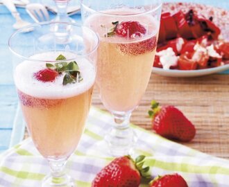 Bubbel med jordgubbar och jordgubbssirap