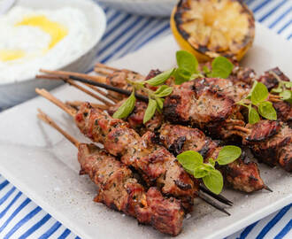 Grekisk souvlaki med tzatsiki och lantsallad