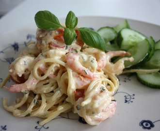 Krämig pasta med vitlök och räkor