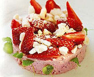 Frusen jordgubbstårta med likör och maräng
