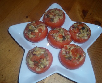 Gratinerade svampfyllda tomater