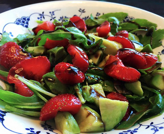 Bästa sommarsalladen – jordgubbar, avokado, ruccola och balsamvinäger