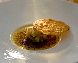 Brûlée på Roquefortost med päronkompott och salta nötflarn
