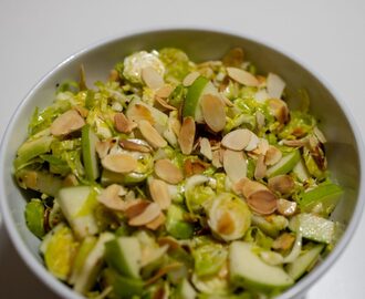 Brysselkålsallad med apelsin och mandel