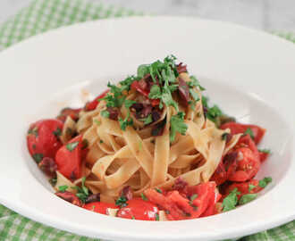 Tagliatelle med tomat, vitlök, kapris och oliver