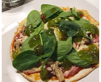 Tortillapizza med skinka, spenat och jalapeño relish