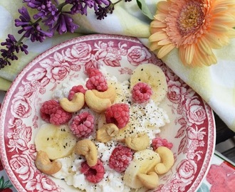 Frukost, fruktkeso med hallon, banan och cashewnötter