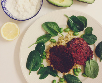 Rödbetsbiffar med quinoa och fetaostkräm.