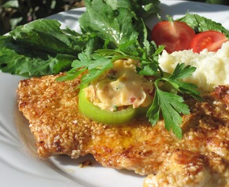 Sesampanerad Kalkonschnitzel med Blomkålspuré och Aromsmör