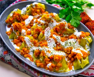 Mantu- Afghanska dumplings serverade med tomat- och yoghurtsås