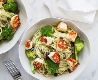 Broccolipesto med pasta och stekt halloumi