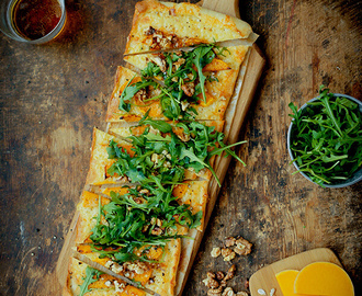 Pizza bianco med västerbottensost, pumpa, valnötter och pumpa