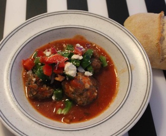 Grekiska köttbullar i tomatsås med paprikasalsa