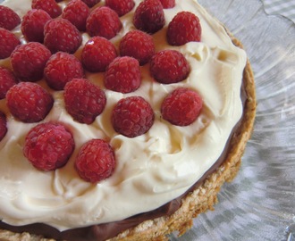 Glutenfri festtårta med knaprig mandelbotten, chokladsmörkräm, citroncurdsgrädde och färska hallon