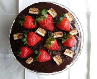 Jordgubb & choklad tårta med smak av snickers.