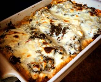 Vegetarisk lasagne med fetaost, soltorkade tomater, oliver och spenat