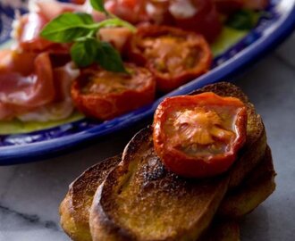 Ugnsbakade tomater med bröd och serranoskinka