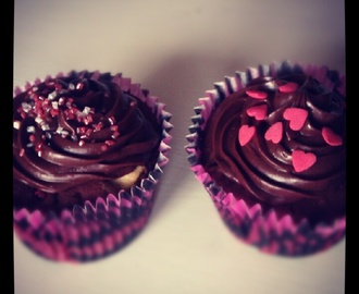 Chokladcupcakes med hallon och vit choklad